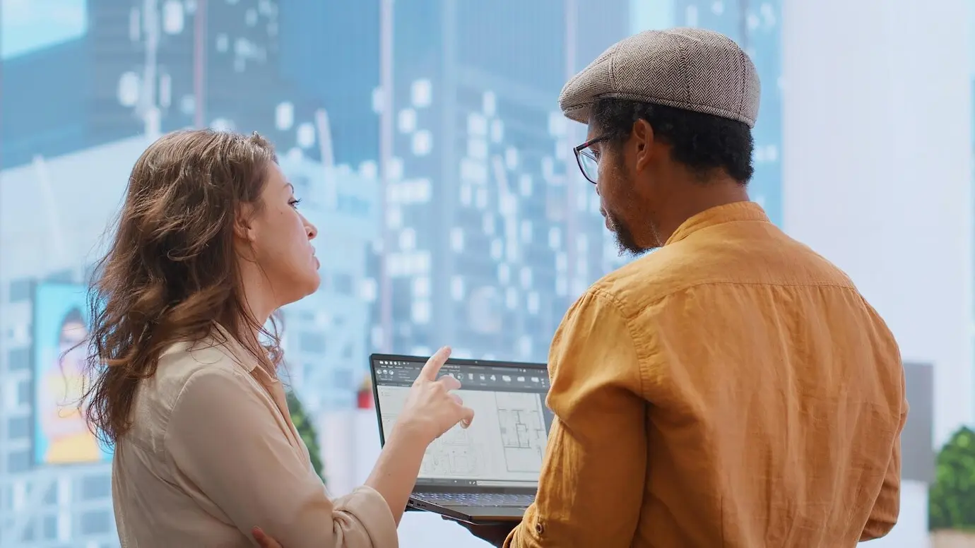 Immobilienmakler und Kunden verhandeln während der Bürosuche Konditionen.