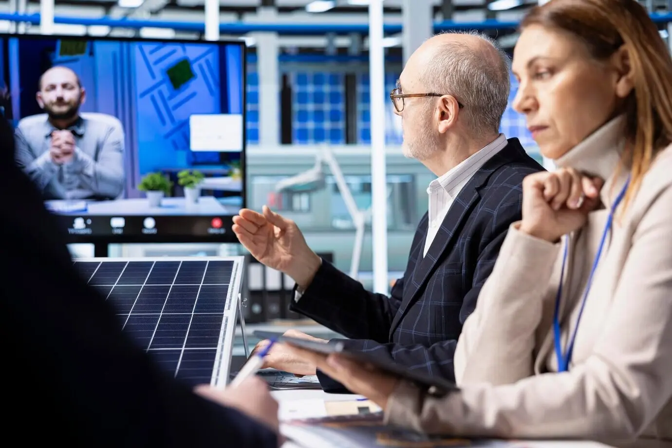 Während eines Videoanrufs sorgen die Aktionäre dafür, dass die Fabrik Sicherheitsstandards einhält.